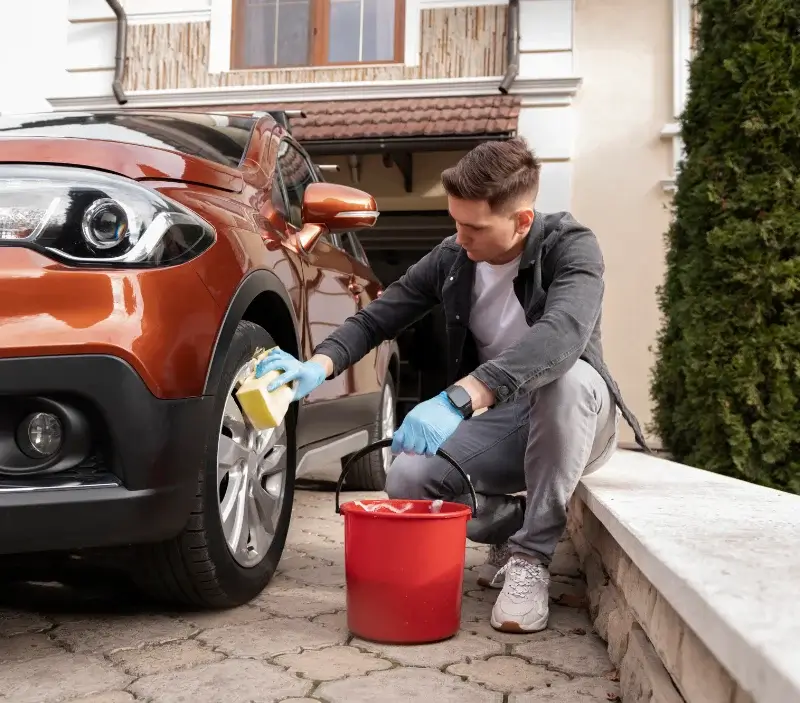 Lavage auto à domicile Osmanville : professionnel intervenant sur un véhicule